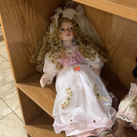 Collectible dolls sold as a lot. Asking Dutch auction opening bid $75 - Picture 5 of 9